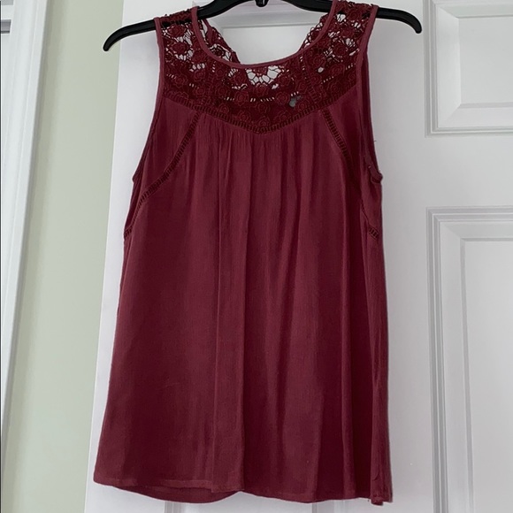Maroon tank top with floral lace. - Picture 1 of 2